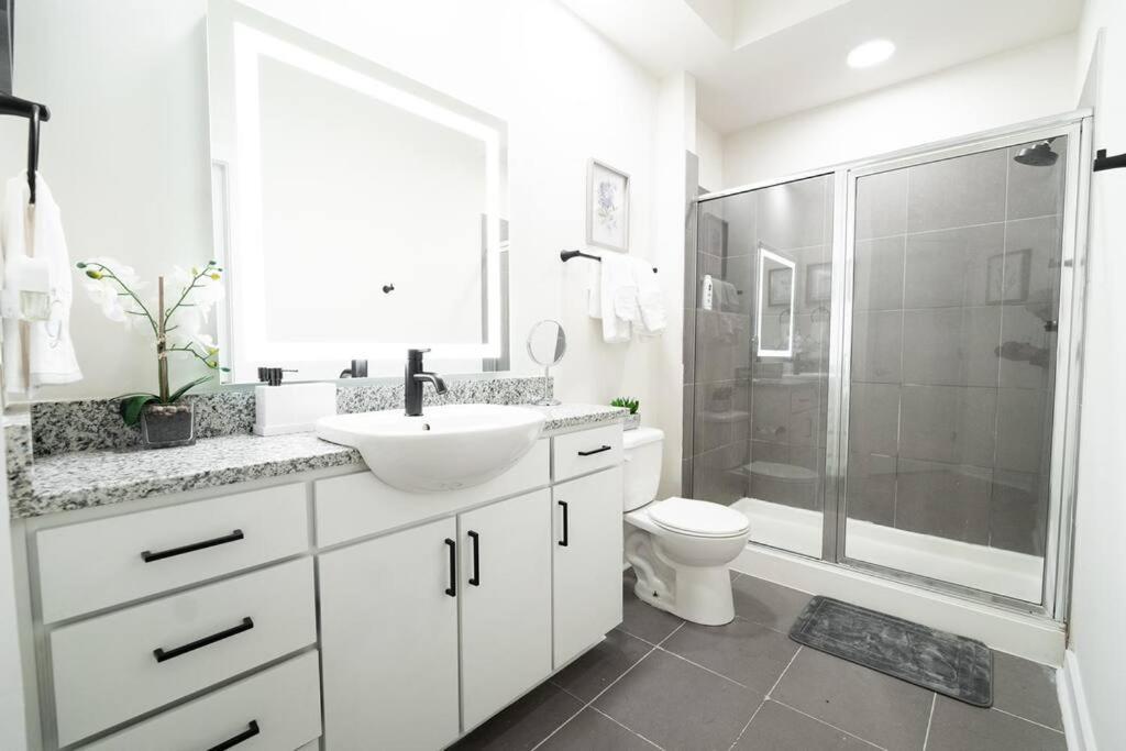 Luxury Apartment Wifi, Gym, Pool, Shops & Food! Unit 329 ชาร์ล็อต ภายนอก รูปภาพ