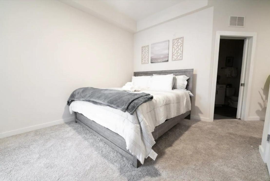 Luxury Apartment Wifi, Gym, Pool, Shops & Food! Unit 329 ชาร์ล็อต ภายนอก รูปภาพ