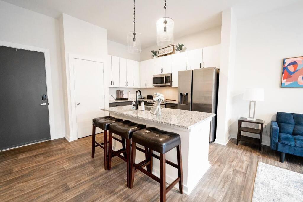 Luxury Apartment Wifi, Gym, Pool, Shops & Food! Unit 329 ชาร์ล็อต ภายนอก รูปภาพ