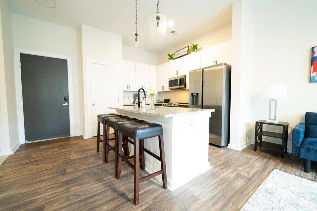Luxury Apartment Wifi, Gym, Pool, Shops & Food! Unit 329 ชาร์ล็อต ภายนอก รูปภาพ