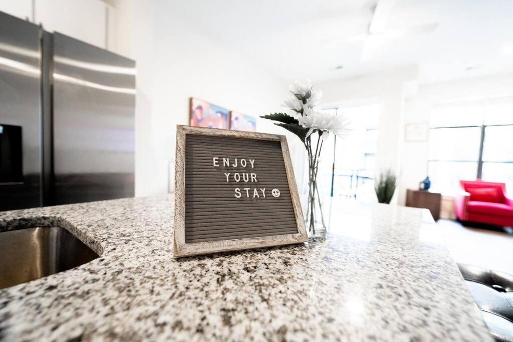 Luxury Apartment Wifi, Gym, Pool, Shops & Food! Unit 329 ชาร์ล็อต ภายนอก รูปภาพ